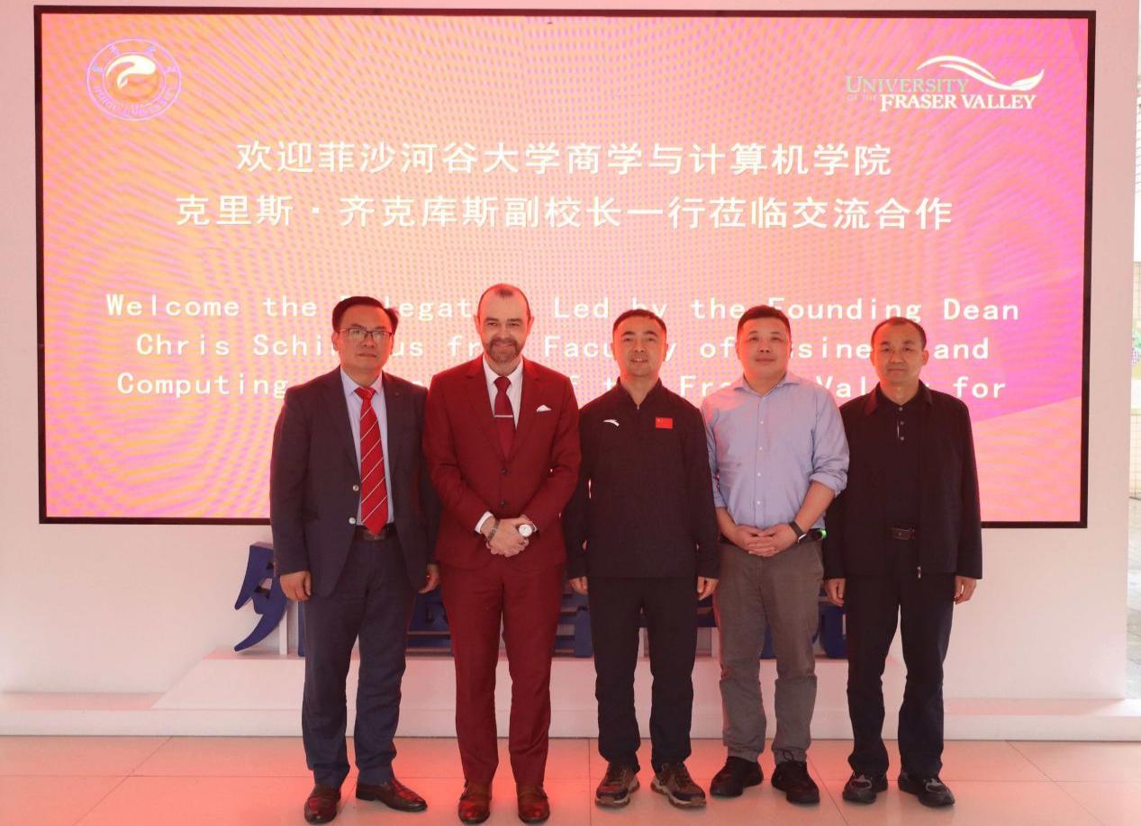 翰墨飘香连山海 中外青年话未来
——乐鱼网页版成功举办中加学生文化交流见面会